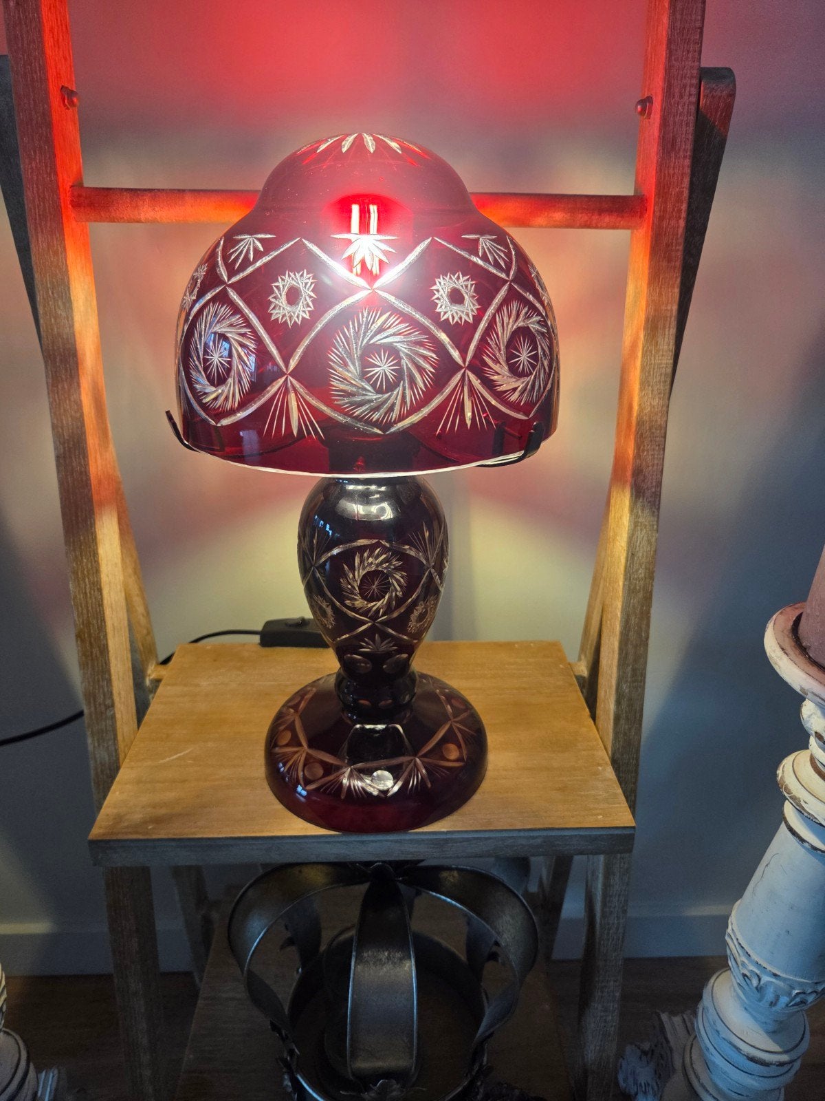 Vintage Boheemse Robijnrode Geslepen Kristallen Tafellamp, Antiek en Kunst, Ophalen