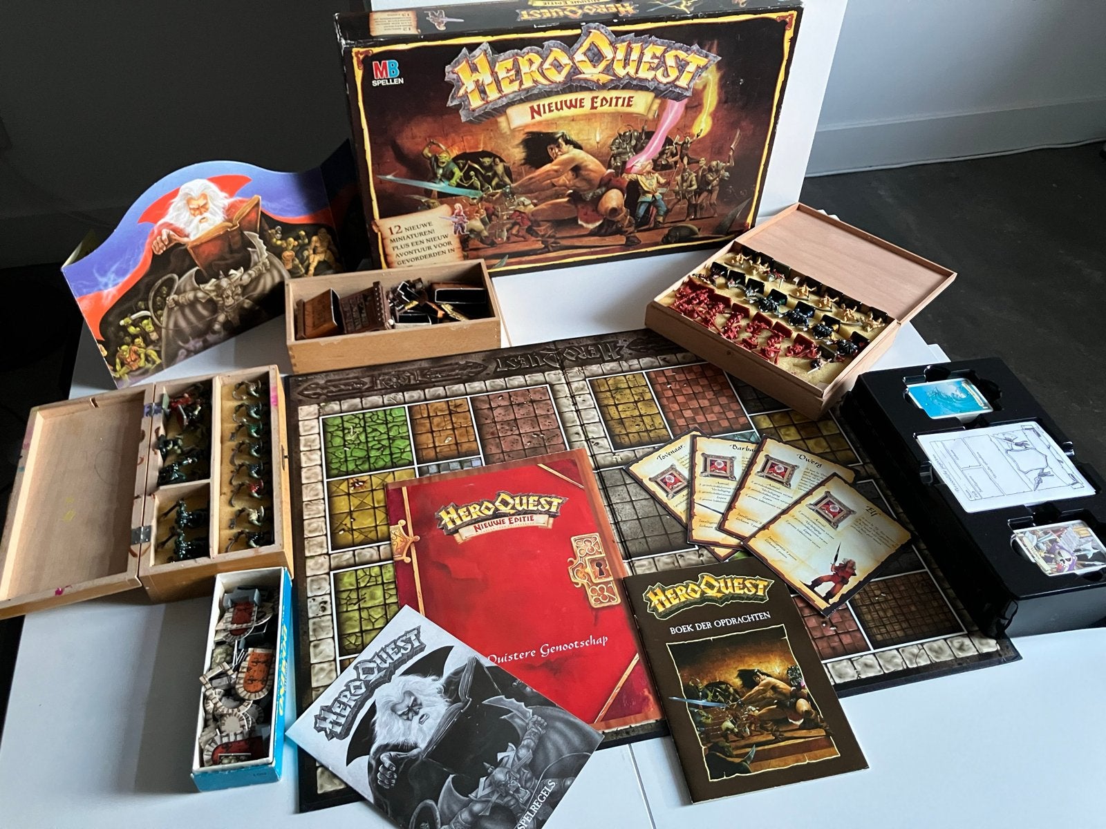 HeroQuest Nieuwe Editie compleet met Uitbreiding, Drie of vier spelers, Ophalen, Zo goed als nieuw
