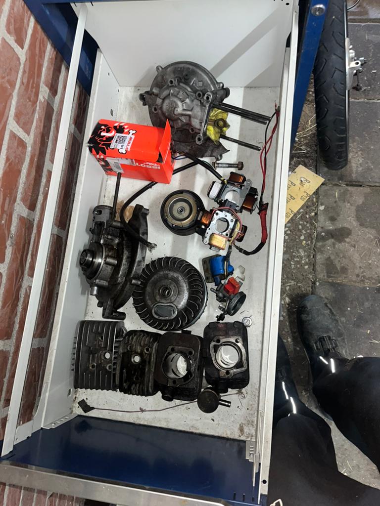 Veel diverse vespa ciao\cita onderdelen, Ophalen, Cilinder, Piaggio