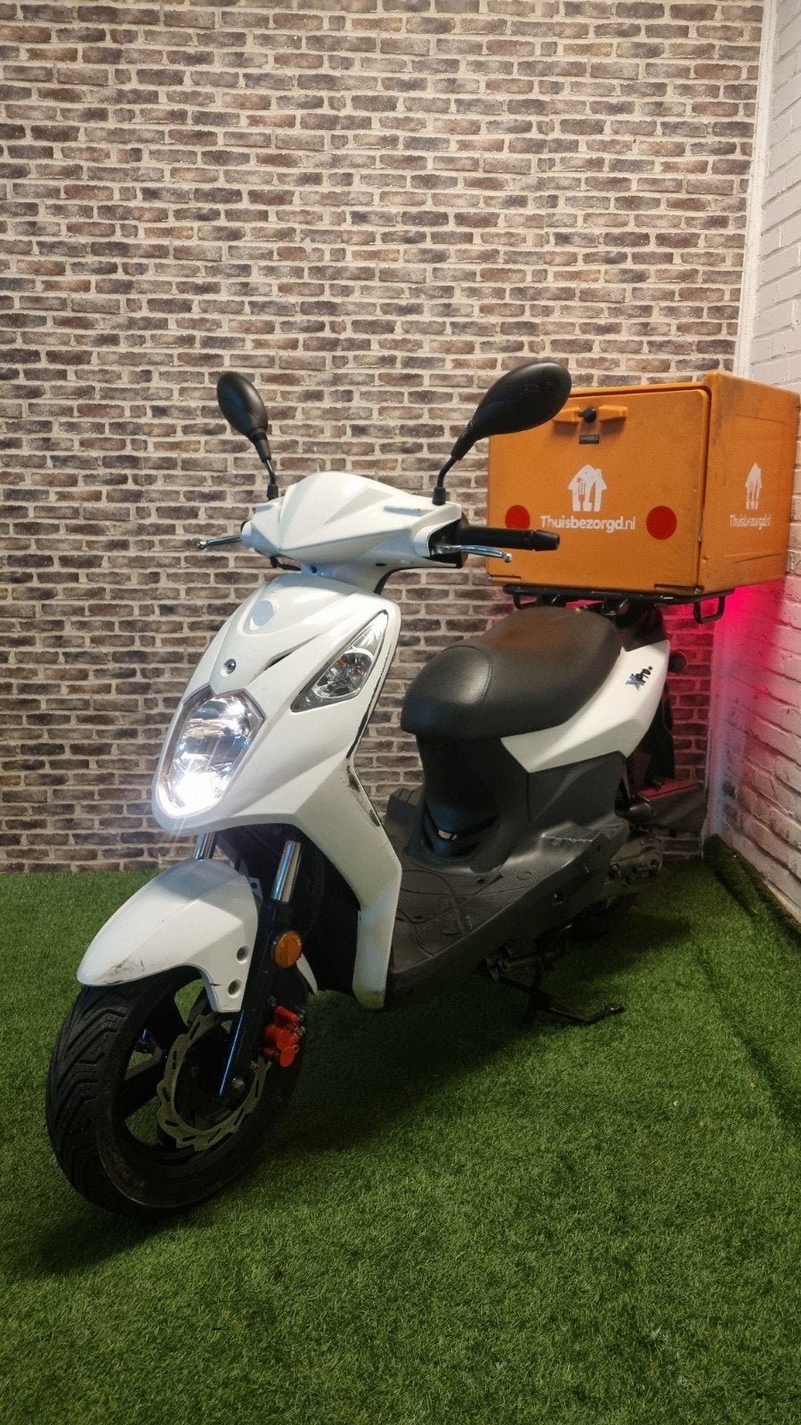 Zeer nette Sym X Pro E4 bezorgscooter 2020! incl box, Fietsen en Brommers, Ophalen of Verzenden, Zo goed als nieuw