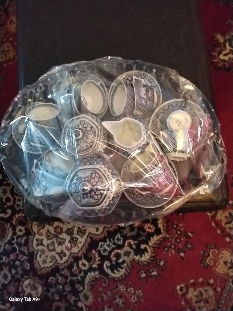 Vintage Servies: Kopjes en Schotels in Oosterse Stijl, Keramiek, Ophalen of Verzenden, Zo goed als nieuw, Overige stijlen