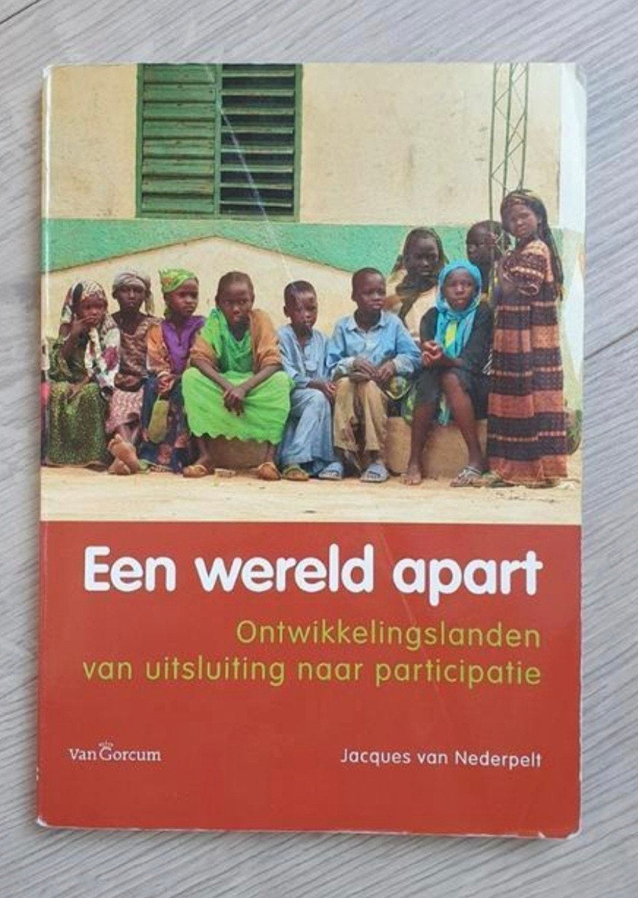 Een wereld apart, Boeken, Ophalen of Verzenden, Gelezen, HBO