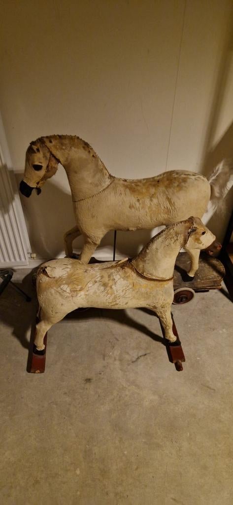 Antieke witte schommelpaarden, Ophalen of Verzenden, Gebruikt, Paard, Beeldje of Figuurtje