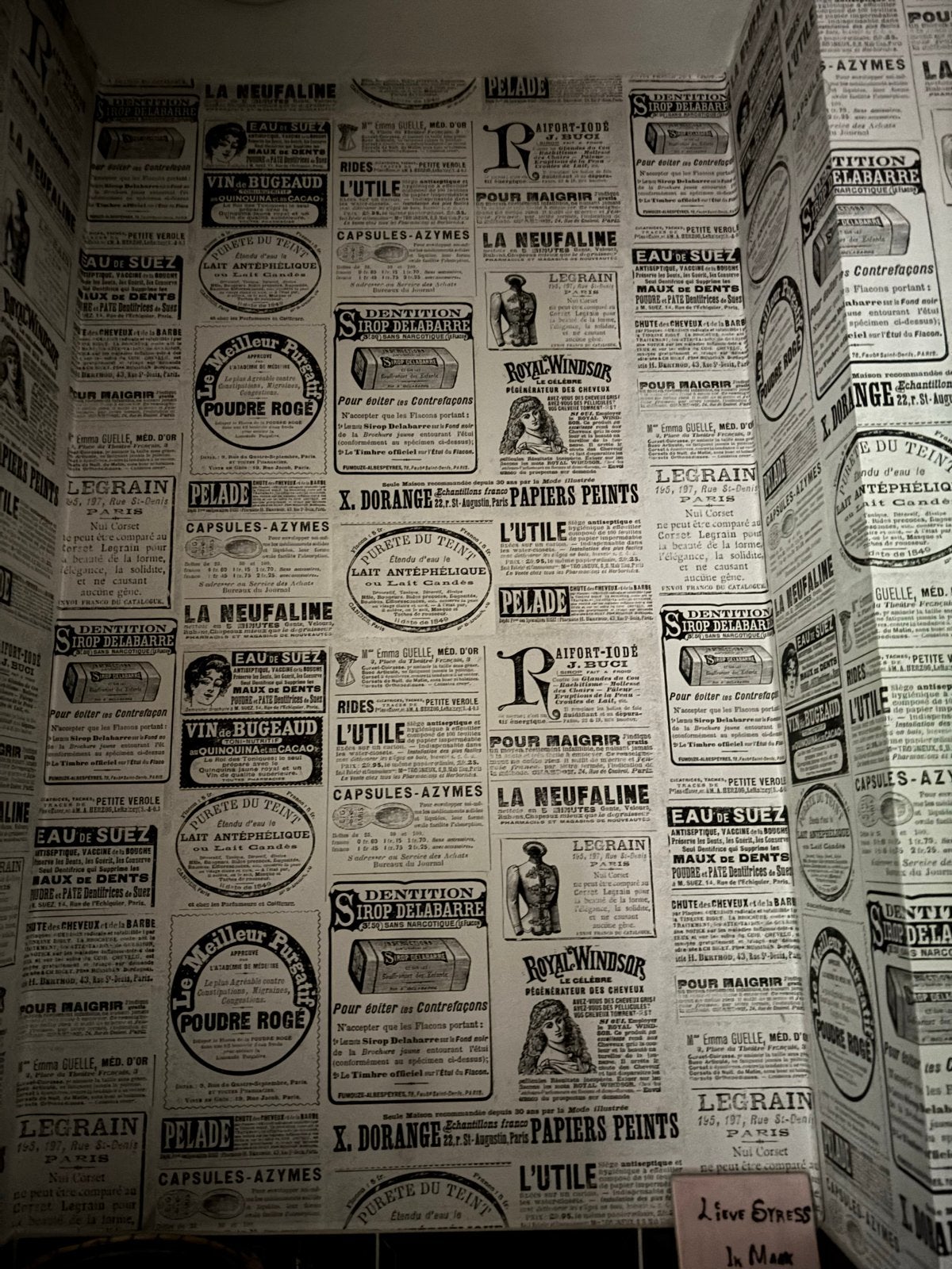 Twee rollen restbehang: baksteen en vintage krant, Bruin, Ophalen of Verzenden, Minder dan 5 m², Overige typen