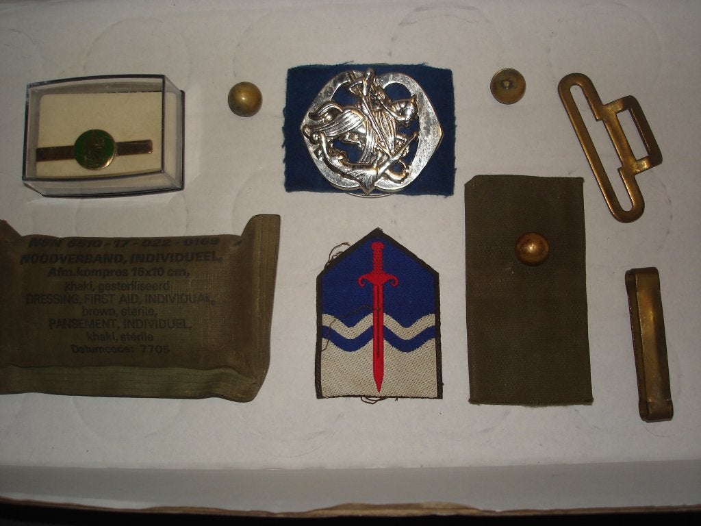 Baret emblemen Huzaren Prins van Oranje, Verzamelen, Militaria | Algemeen, Ophalen, Landmacht, Nederland, Embleem of Badge
