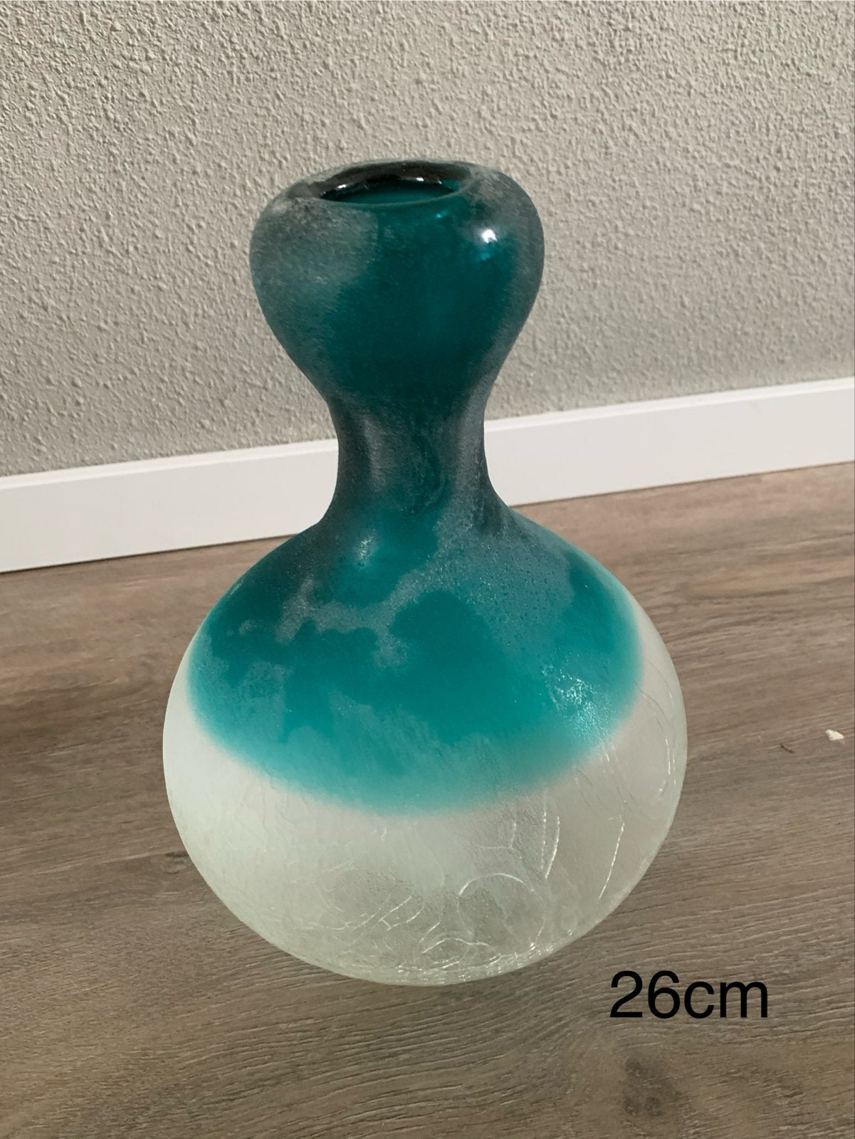 Ptmd vaas turquoise/wit 26cm, Gebruikt, Ophalen of Verzenden, Glas, Meerkleurig