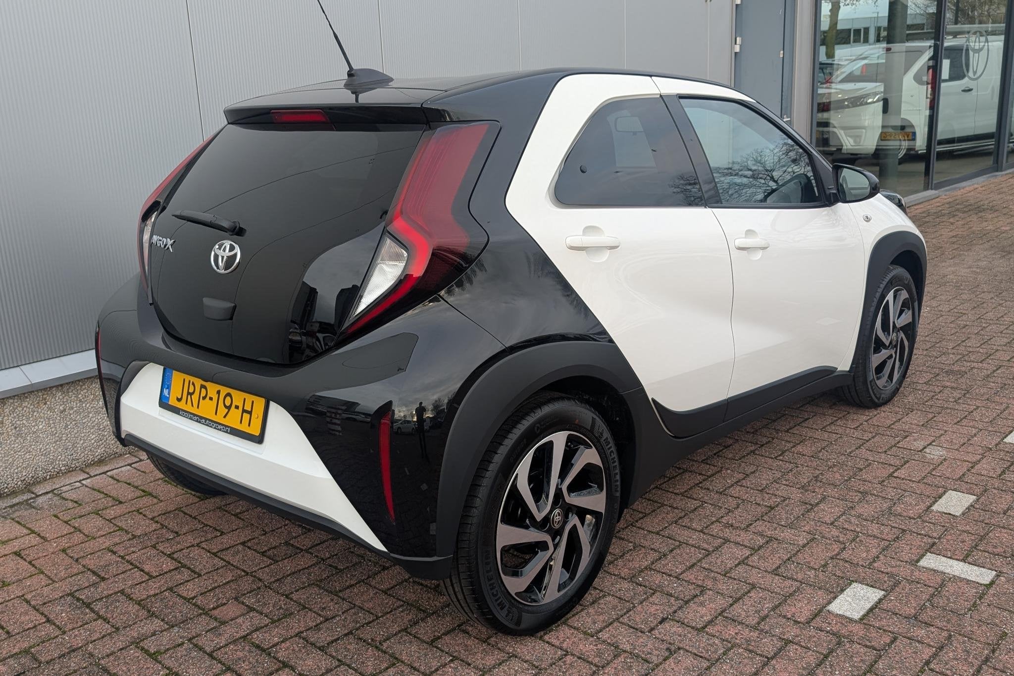 Toyota Aygo X 1.0 VVT-i MT first / achteruitrijcamera / ACC, Dealer onderhouden, Stof, Euro 6, 4 stoelen