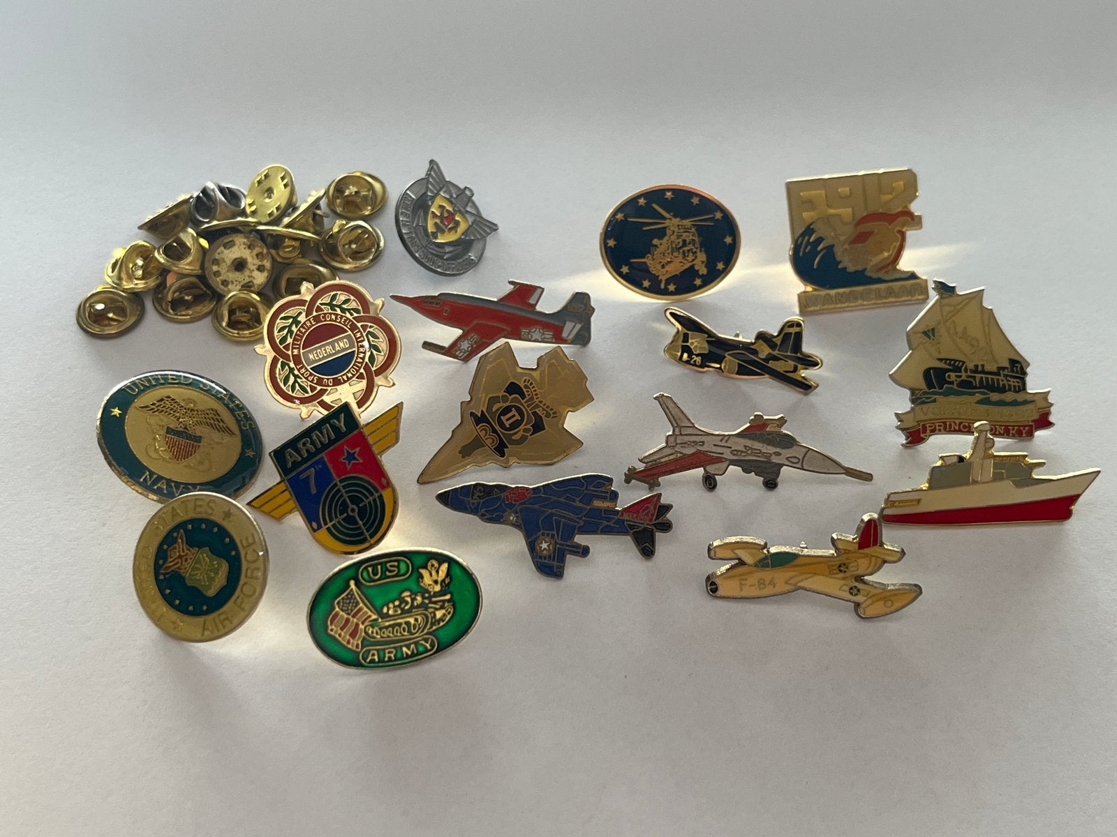 Verzameling militaire speldjes en pins, Verzamelen, Gebruikt, Ophalen of Verzenden, Speldje of Pin, Nvt