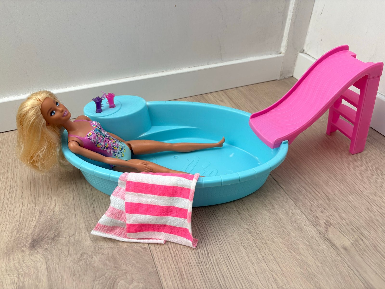 Barbie zwembad Pop en Speelset met Glijbaan, Ophalen of Verzenden, Gebruikt, Barbie