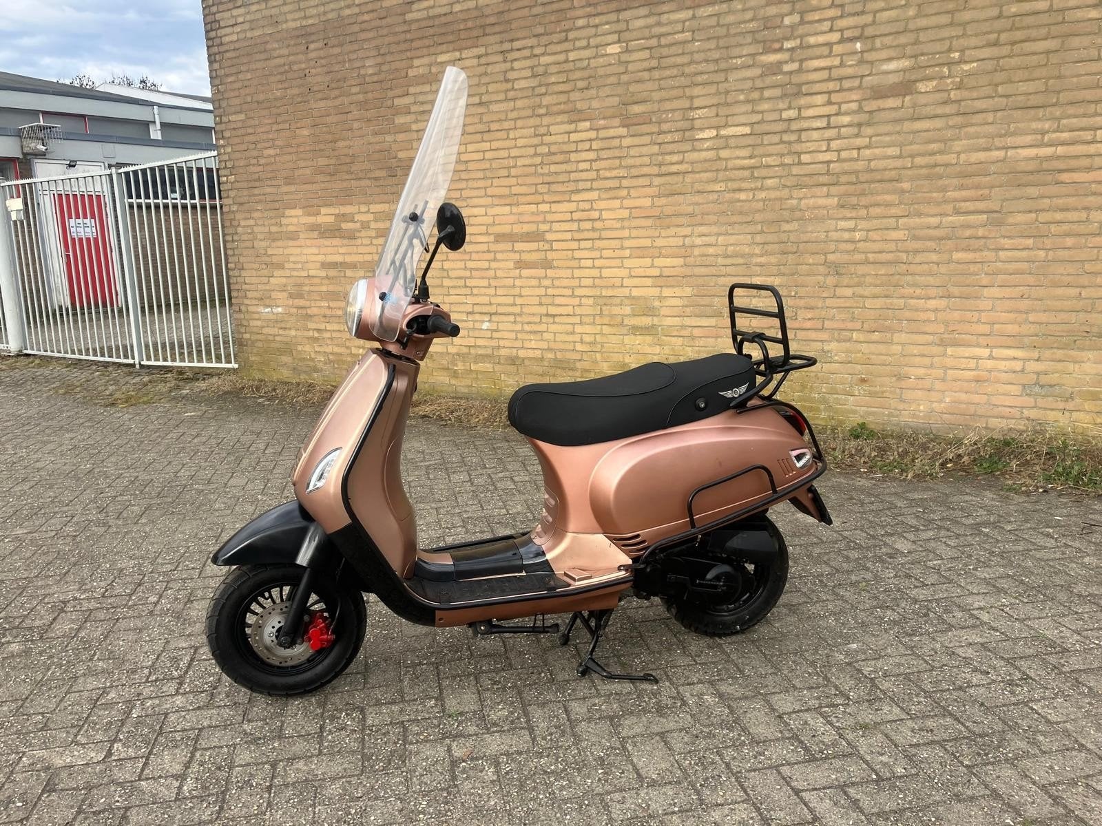 Roze DJJD Cashmere scooter 2021 | Geel kenteken | 2 sleutels, Maximaal 45 km/u, DjjD Cashmere, Ophalen of Verzenden, Zo goed als nieuw