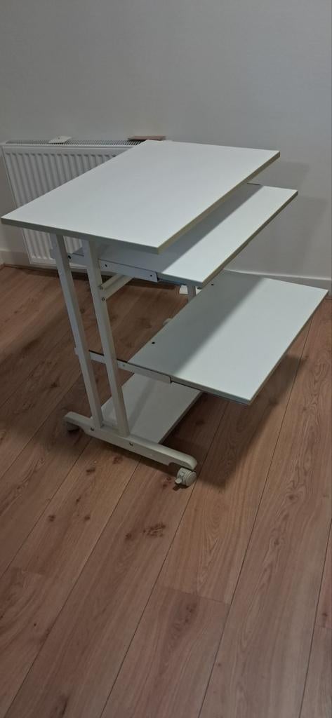 Verrijdbaar computerbureau met 3 niveaus, Huis en Inrichting, Ophalen, Gebruikt, Modern, functioneel, Metaal