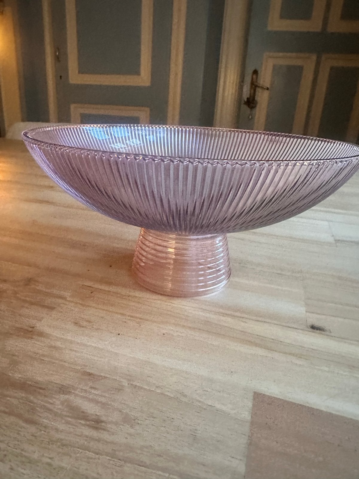 Glazen schaal op voet - Lavendel/Roze - Kwantum, Op voet, Schaal, Ophalen of Verzenden, Glas