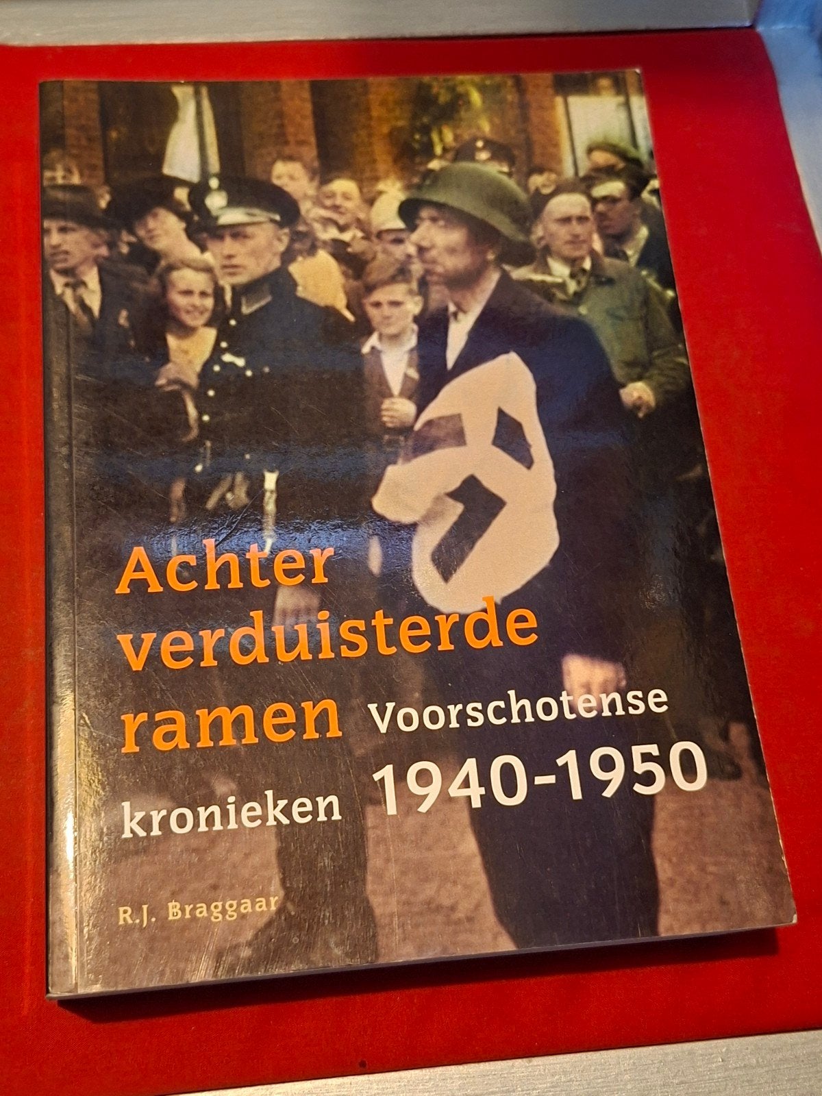 GESIGNEERD Achter verduisterde ramen. R. Braggaar. 1940-1950, Ophalen of Verzenden, Tweede Wereldoorlog, Gelezen