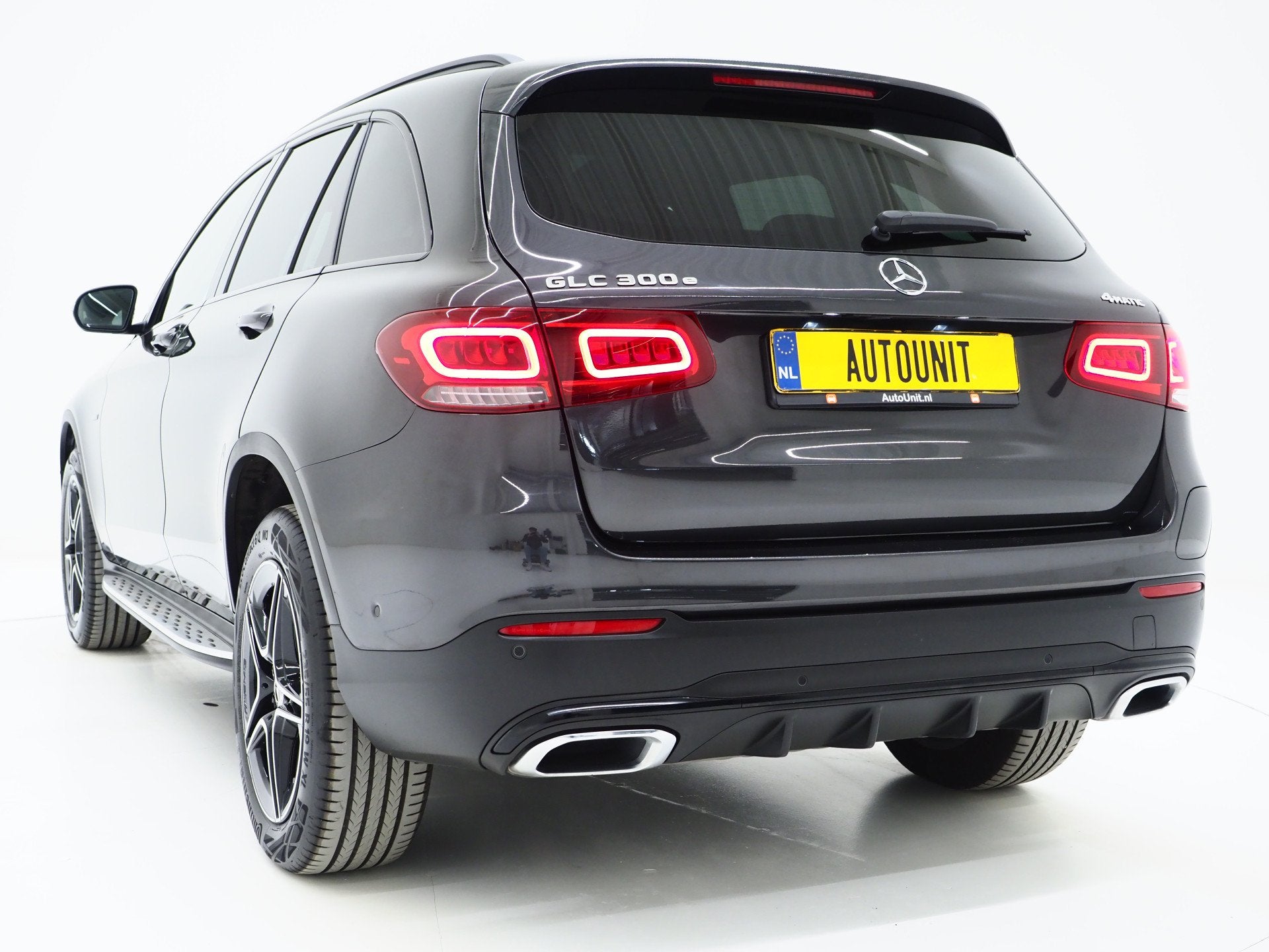 Mercedes-Benz GLC 300e 4MATIC AMG Full Black | Panoramadak |, Auto's, Automaat, Gebruikt, Zwart, 4 cilinders