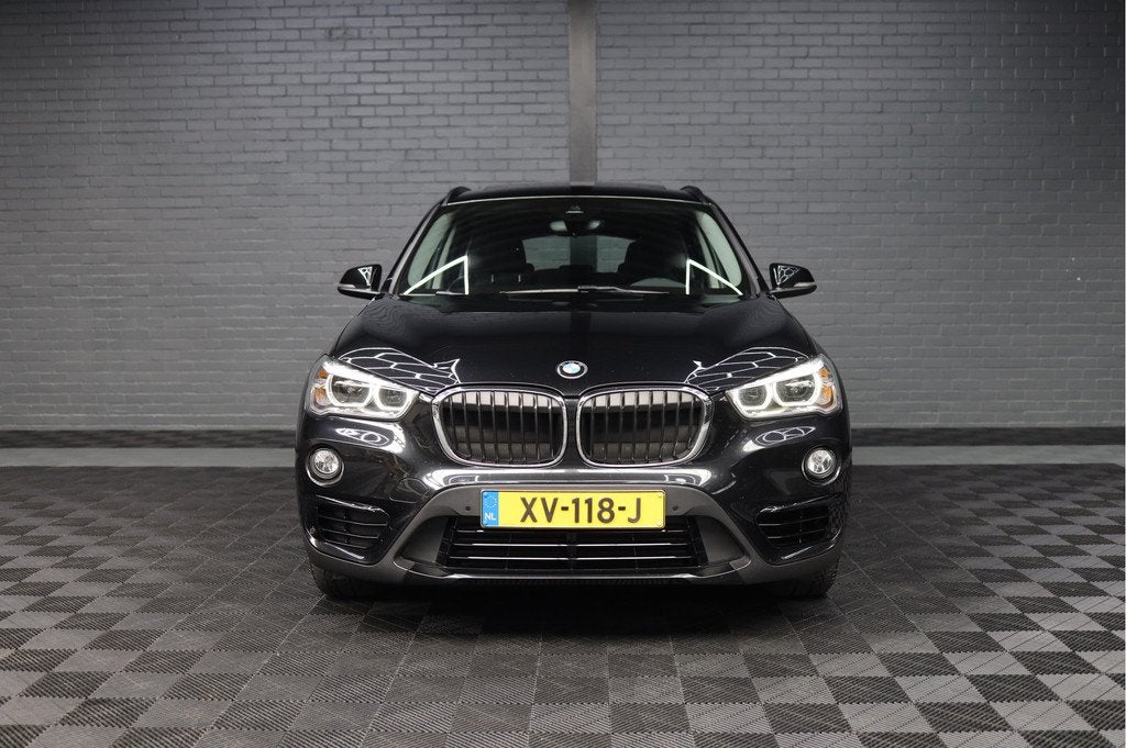 BMW X1 sDrive18i Executive Edition | NAP | PANORAMADAK | TRE, Auto's, BMW, Stof, Gebruikt, Met garantie (alle), Zwart