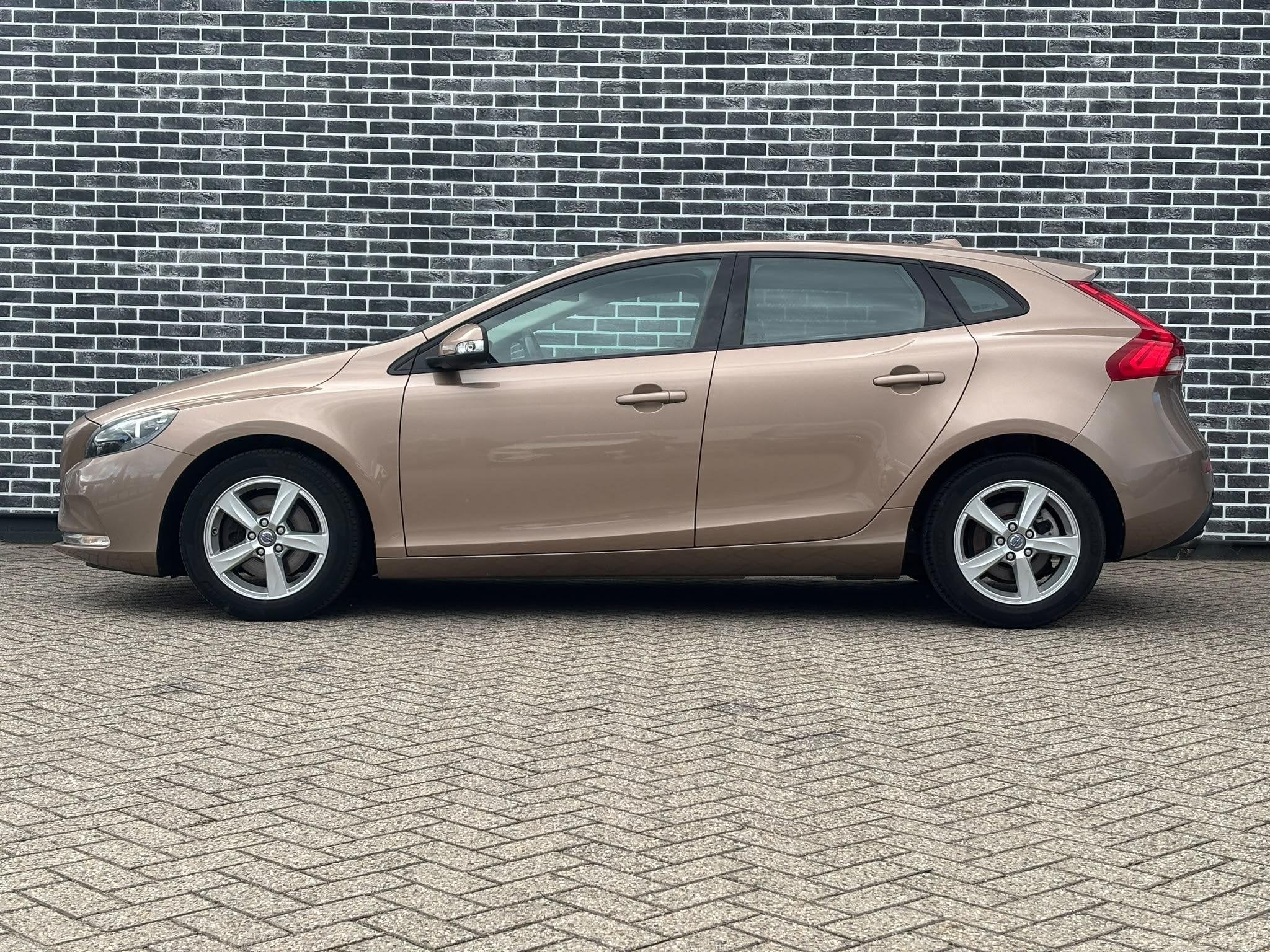 Volvo V40 1.6 T3 Kinetic | Trekhaak | RTI Navigatie | High P, Auto's, Stof, Gebruikt, 4 cilinders, Origineel Nederlands