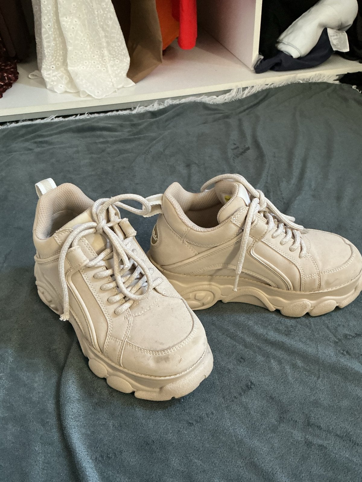 Buffalo London sneakers - Crème, Ophalen of Verzenden, Zo goed als nieuw, Beige, Sneakers of Gympen