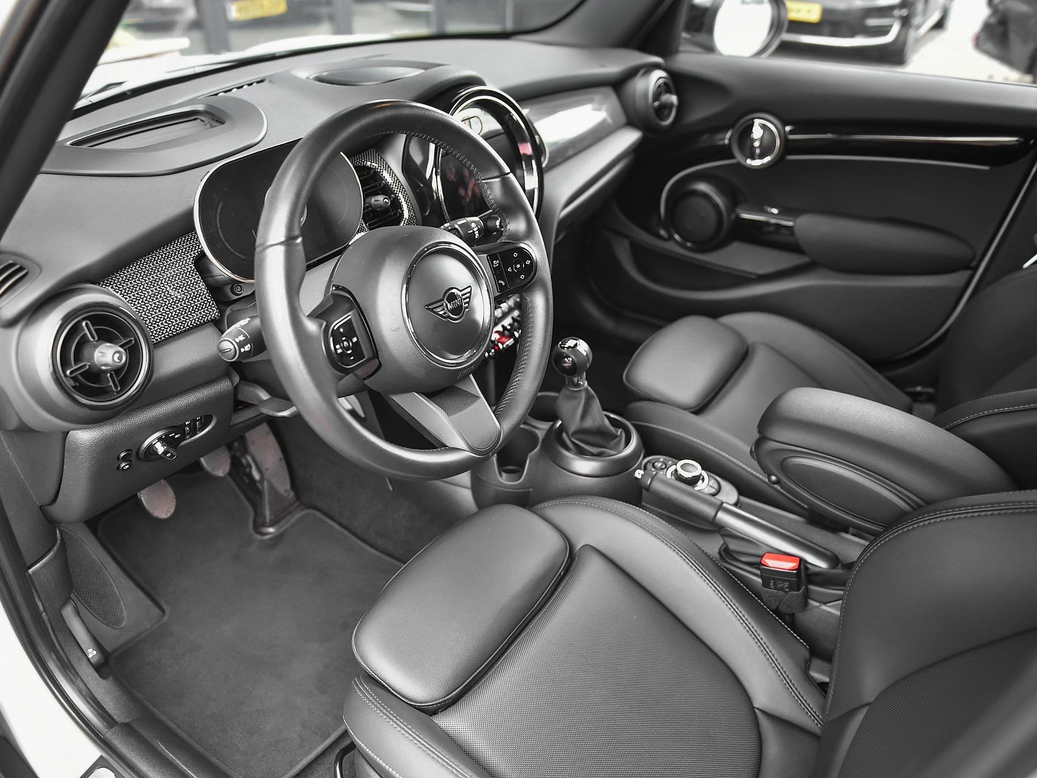 MINI 5-Deurs 1.5 Cooper Business Edition Leer Camera Led Nav, Auto's, Voorwielaandrijving, 136 pk, Gebruikt, Wit