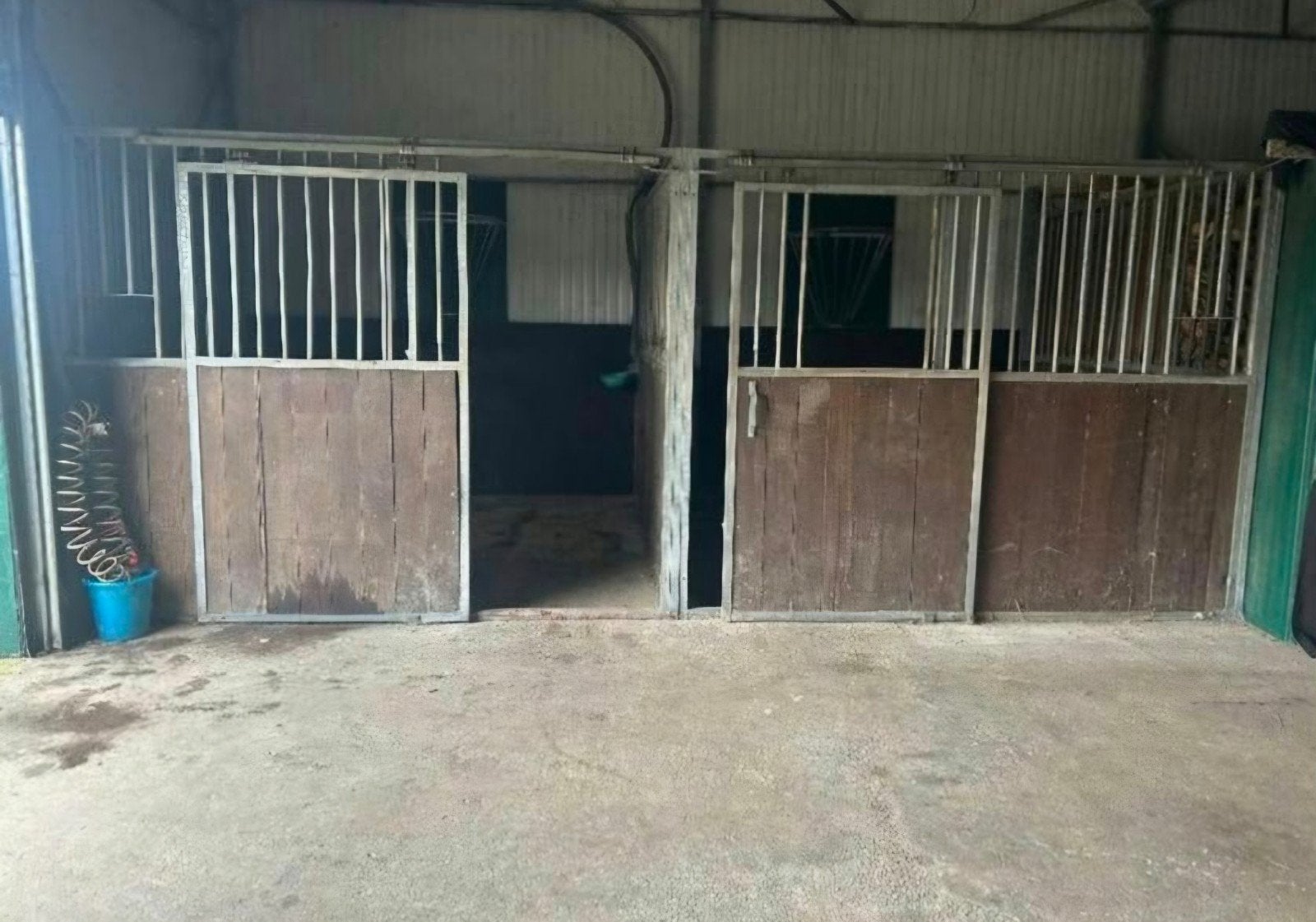 2 paardenstallen / paardenboxen te koop incl. hooiruif, Dieren en Toebehoren