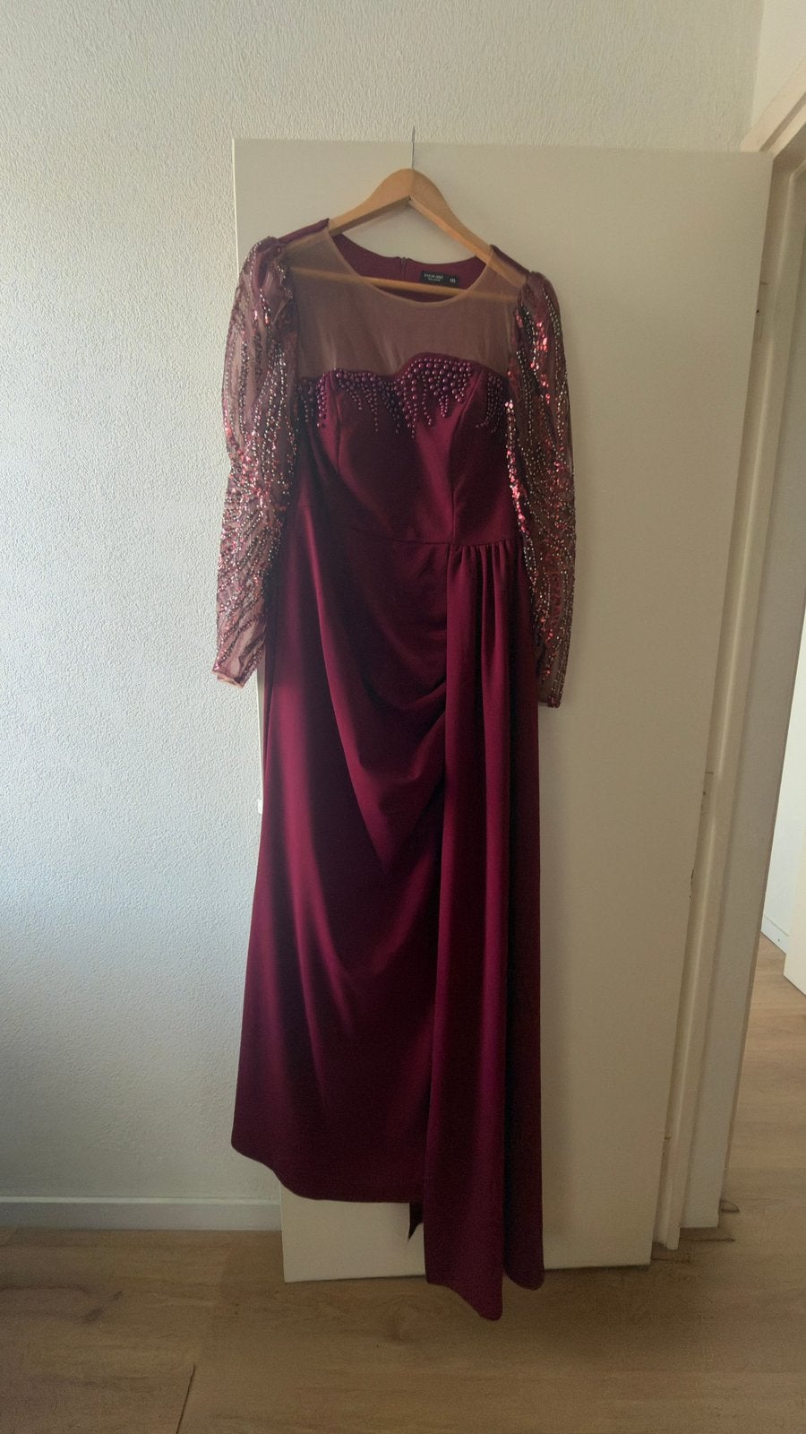️ Elegante Bordeaux galajurk met contrastpailletten, Kleding | Dames, Ophalen, Galajurk, Maat 46/48 (XL) of groter, Zo goed als nieuw