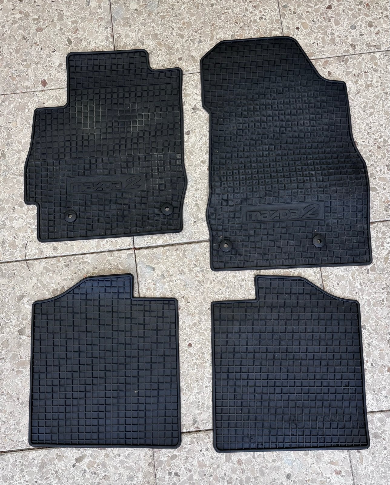 Mazda 2 rubberen automatten set- modeljaar 2010-2015, Ophalen, Gebruikt