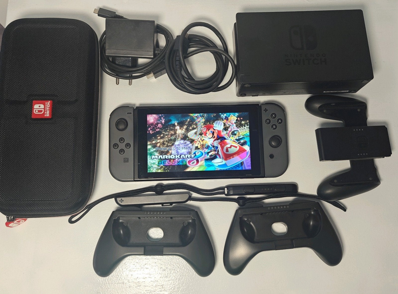 Nintendo Switch met Mario Kart 8 Deluxe en accessoires, Spelcomputers en Games, Games | Nintendo Switch, Zo goed als nieuw, Racen en Vliegen