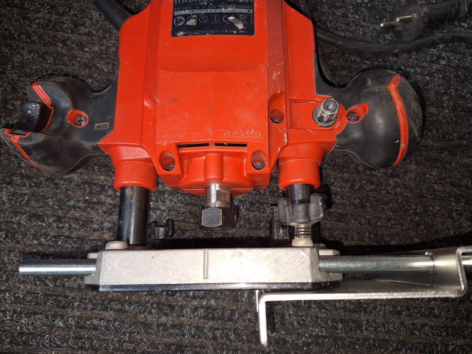 Bovenfrees Maktec / Makita bovenfrees 900 Watt ( info lezen), Doe-het-zelf en Verbouw, Gereedschap | Freesmachines, Gebruikt, Ophalen of Verzenden