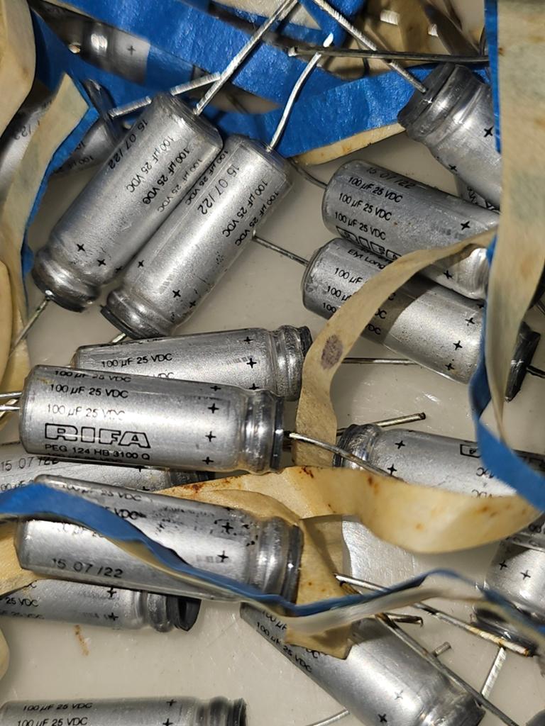 100uF 25V rifa long life, Hobby en Vrije tijd, Elektronica-componenten, Ophalen of Verzenden, Zo goed als nieuw