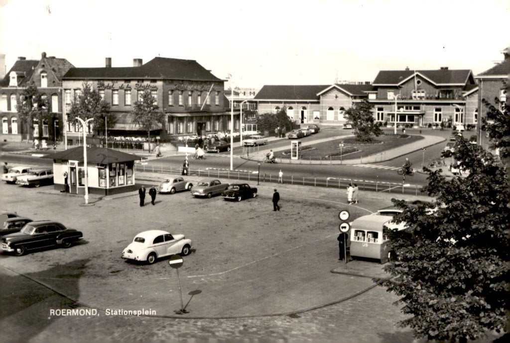 Roermond Stationsplein # 478, Verzamelen, Ansichtkaarten | Nederland, Ophalen of Verzenden, 1940 tot 1960, Gelopen, Limburg