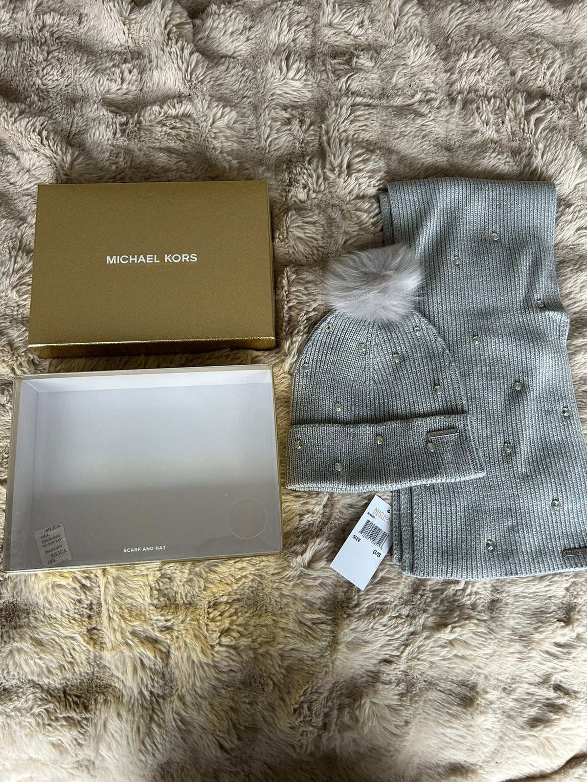 NIEUW set met muts + sjaal Michael Kors grijs met diamantjes, Kleding | Dames, Mutsen, Sjaals en Handschoenen, Ophalen of Verzenden