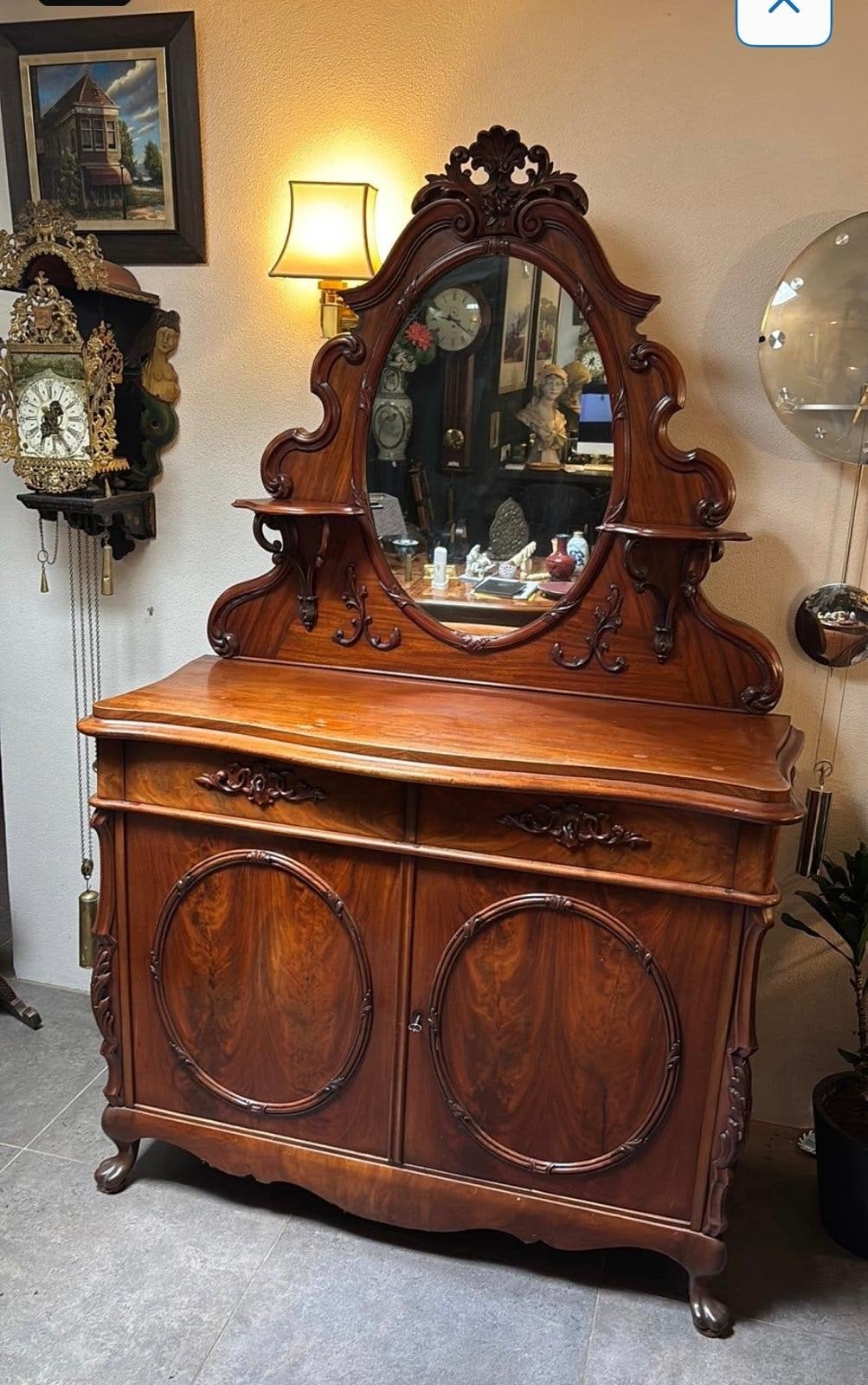 Antieke mahoniehouten spiegelkast met sierlijk houtsnijwerk, Antiek en Kunst, Ophalen