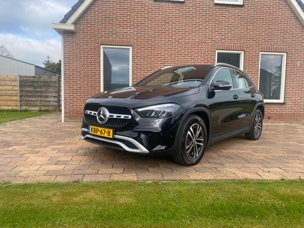 Mercedes-Benz GLA 180 136pk Automaat 2025 als NIEUW!, Auto's, 4 cilinders, Leder en Stof, Zwart, Bedrijf