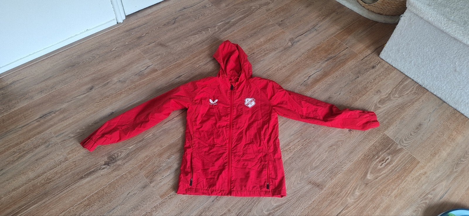 FC Utrecht Castore kinderjas maat 164 – rood, Maat XS of kleiner, Ophalen of Verzenden, Zo goed als nieuw, Shirt