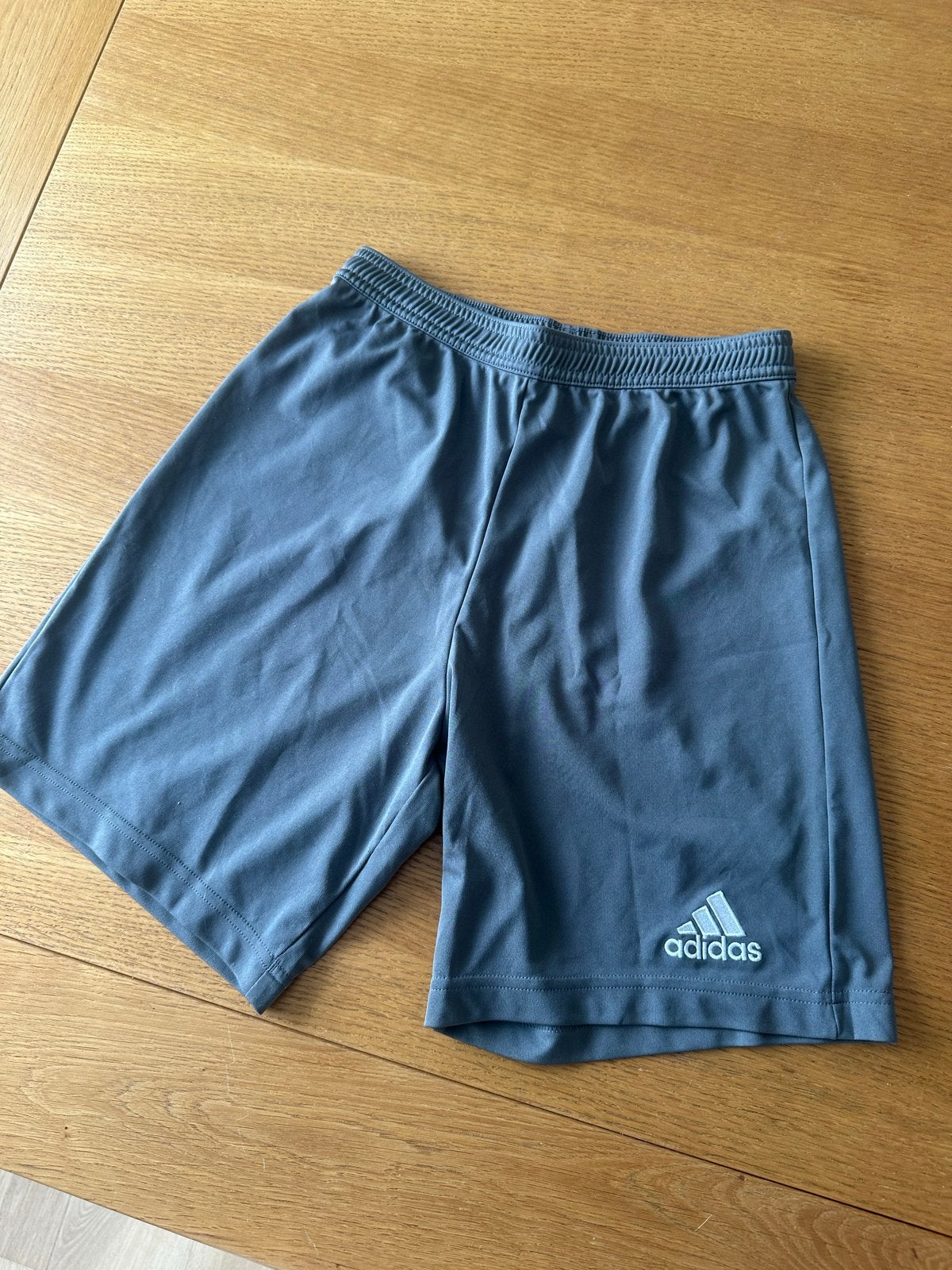 Adidas sportbroekje grijs maat S, Ophalen of Verzenden, Zo goed als nieuw, Grijs, Algemeen
