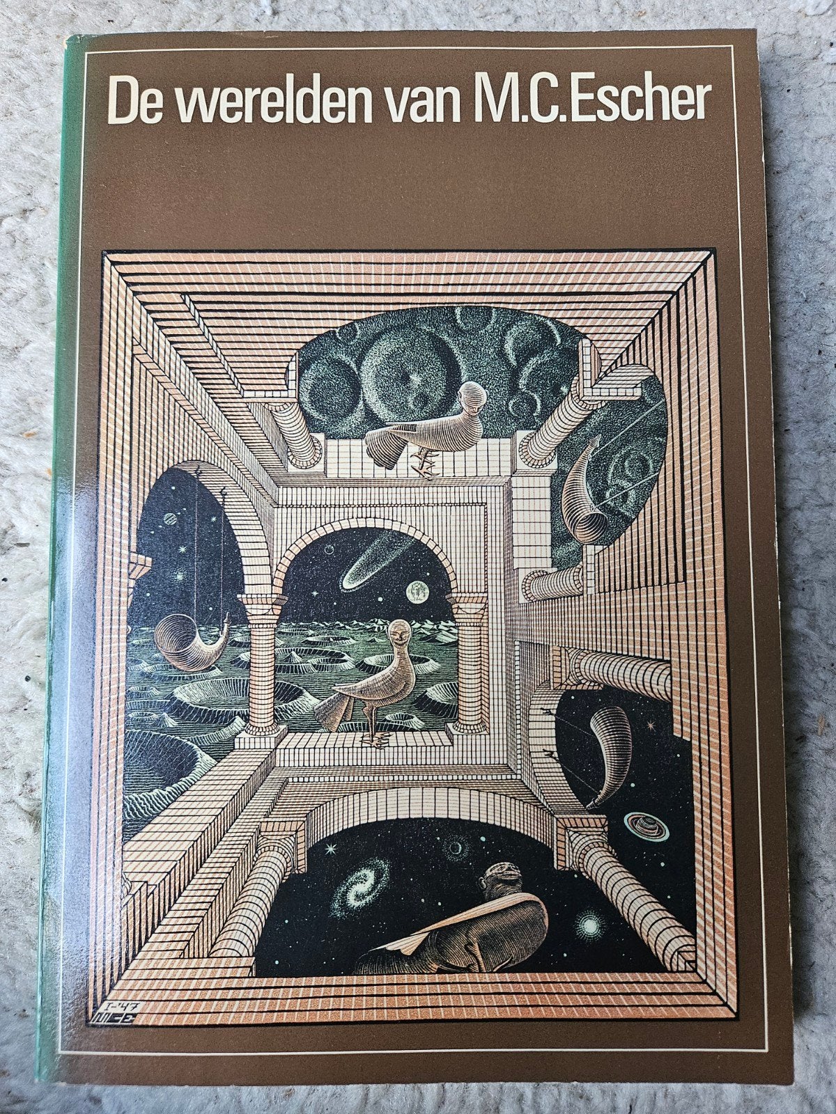 M.C. Escher - De werelden van M.C. Escher (1971) + knipsel, Ophalen of Verzenden, Gelezen, Grafische vormgeving, M.C. Escher