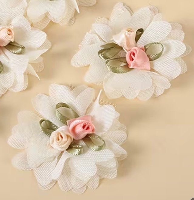 2 stuks Bloemetjes 5cm versiering organza 5+1 gratis, Ophalen of Verzenden, Nieuw, Versiering