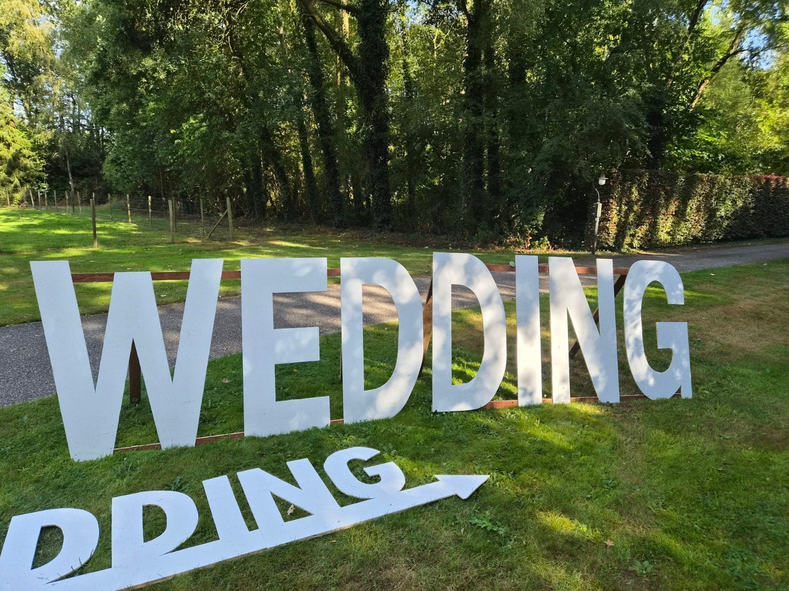 Grote 'WEDDING' letters en 'WEDDING' pijl, Ophalen, Versiering, Geboorte of Huwelijk