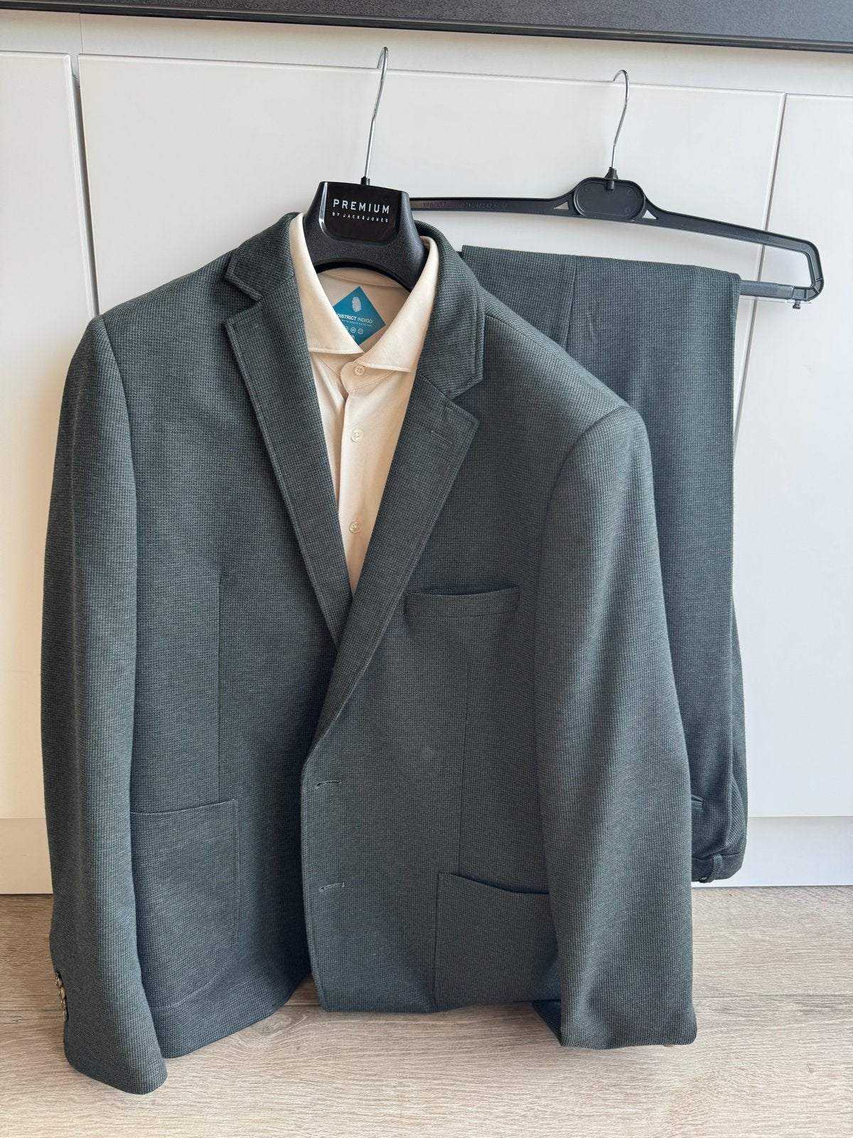 Donkergroen pak met beige blouse - eenmalig gedragen, Ophalen of Verzenden, Zo goed als nieuw, Maat 56/58 (XL), Groen