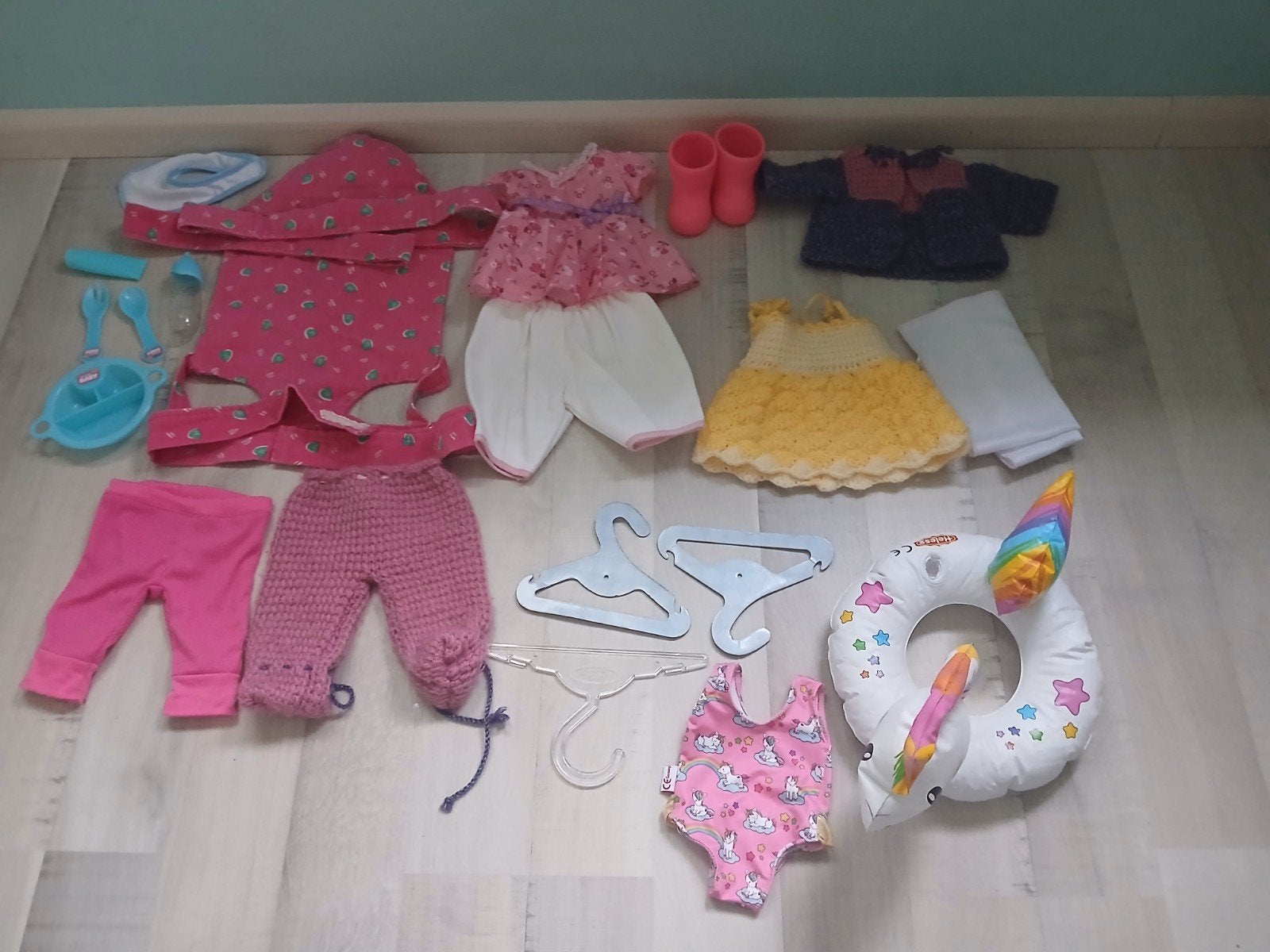 poppen kleertjes, spullen en draagzak., Ophalen, Gebruikt, Barbie