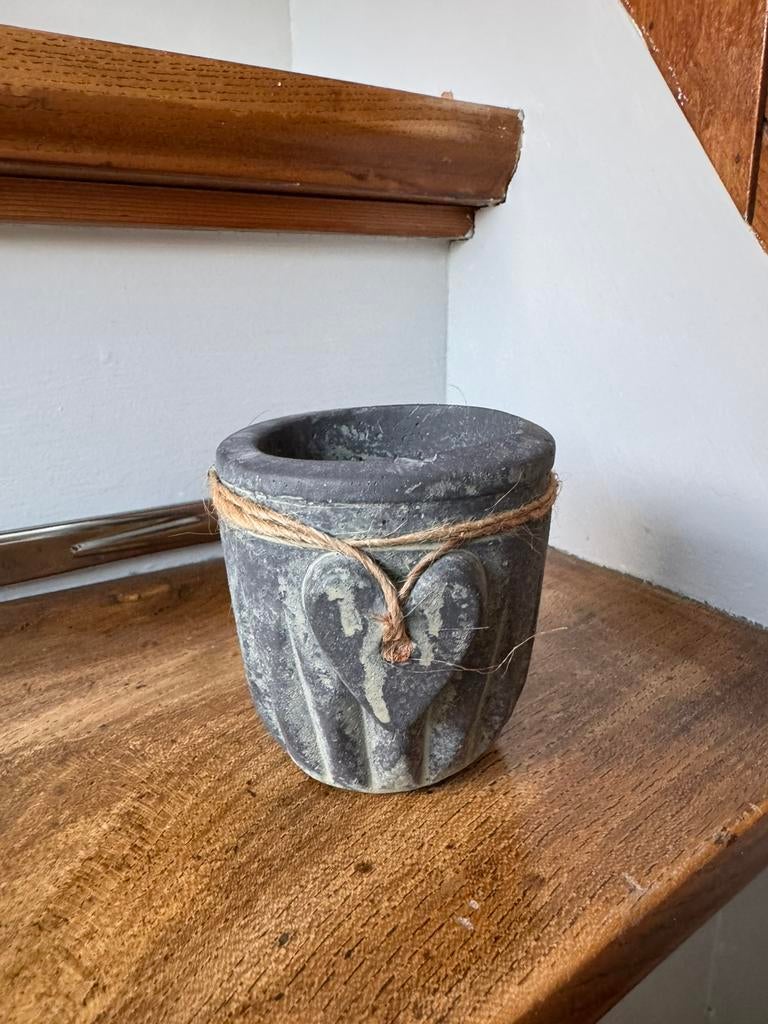 Theelichthouder grijs met hart, Huis en Inrichting, Ophalen of Verzenden, Grijs, Overige materialen, Minder dan 25 cm