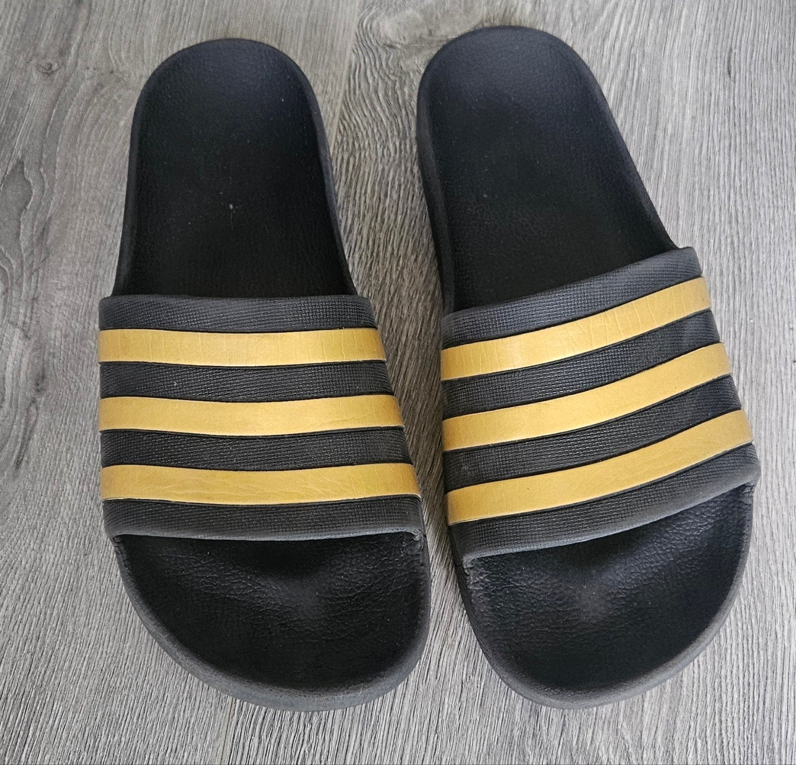 Adidas Adilette Aqua Slippers Zwart Goud - Maat 43.5, Ophalen of Verzenden, Gedragen, Zwart, Slippers