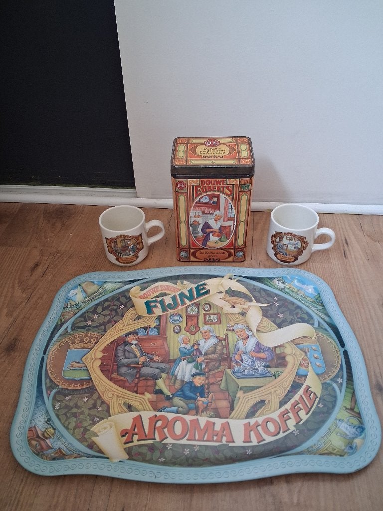1 dienblad en 2 mokken en een koffieblikje., Ophalen of Verzenden, Gebruikt, Rechthoekig, Metaal