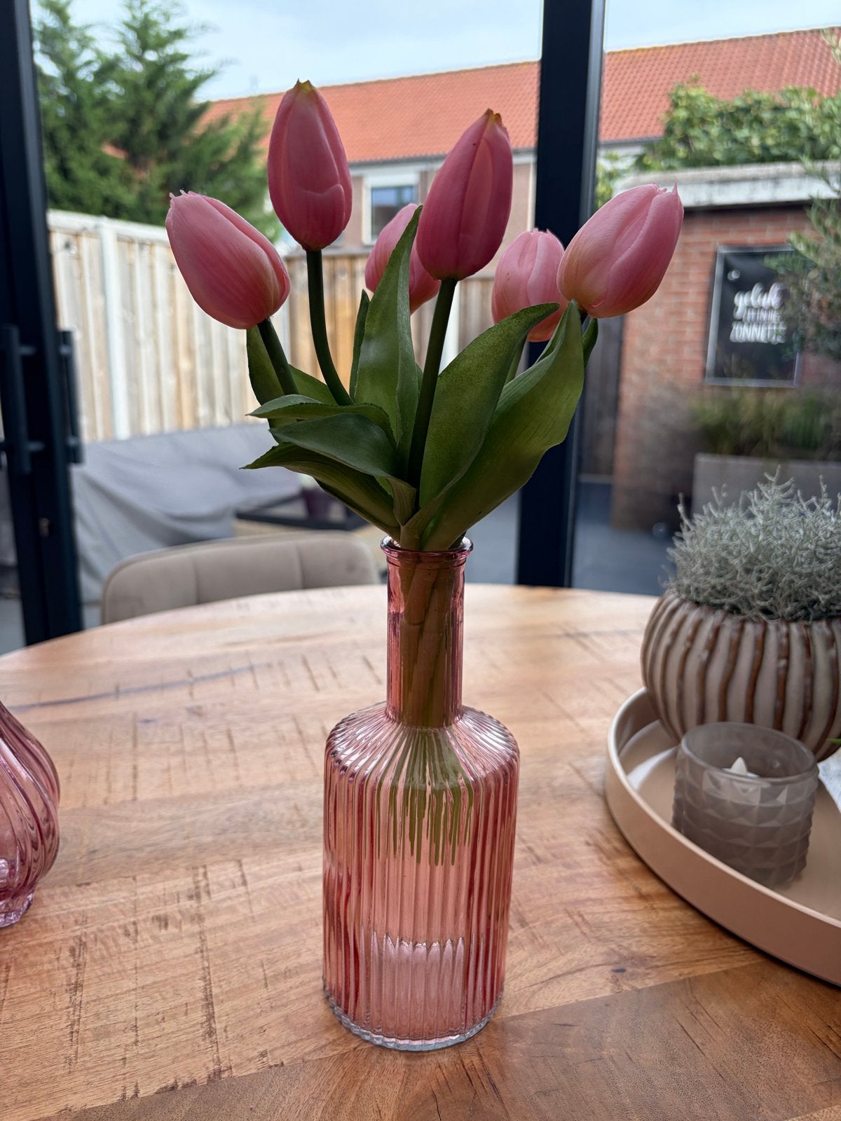 Roze geribbelde glazen vaas met kunsttulpen, Ophalen, Inclusief decoratie, Roze, Glas