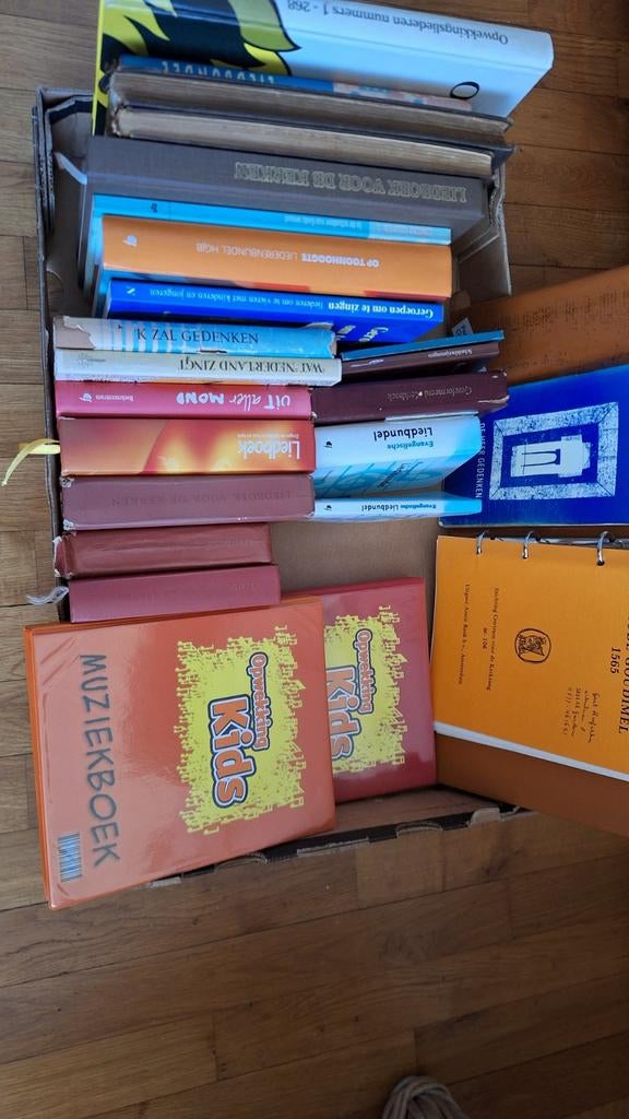 Muziekboeken en bundels met christelijke identiteit, Boeken, Ophalen