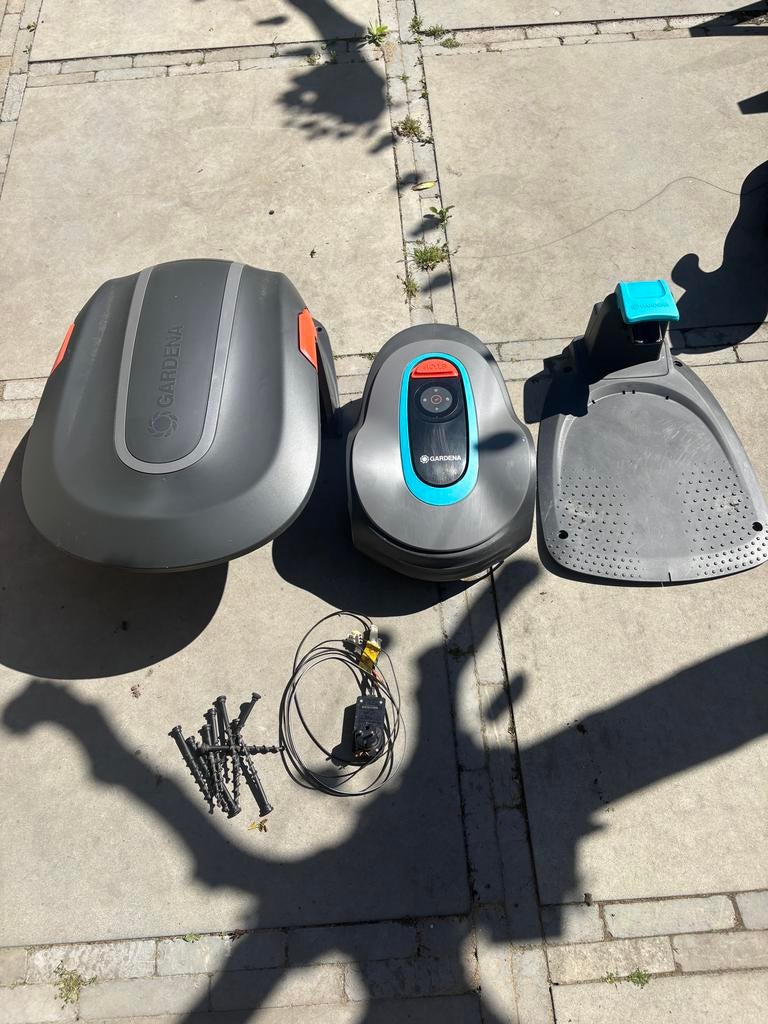 Gardena Robotmaaier, Laadstation  & garage Zo goed als nieuw, Tuin en Terras, Robotmaaiers, Ophalen of Verzenden, Zo goed als nieuw