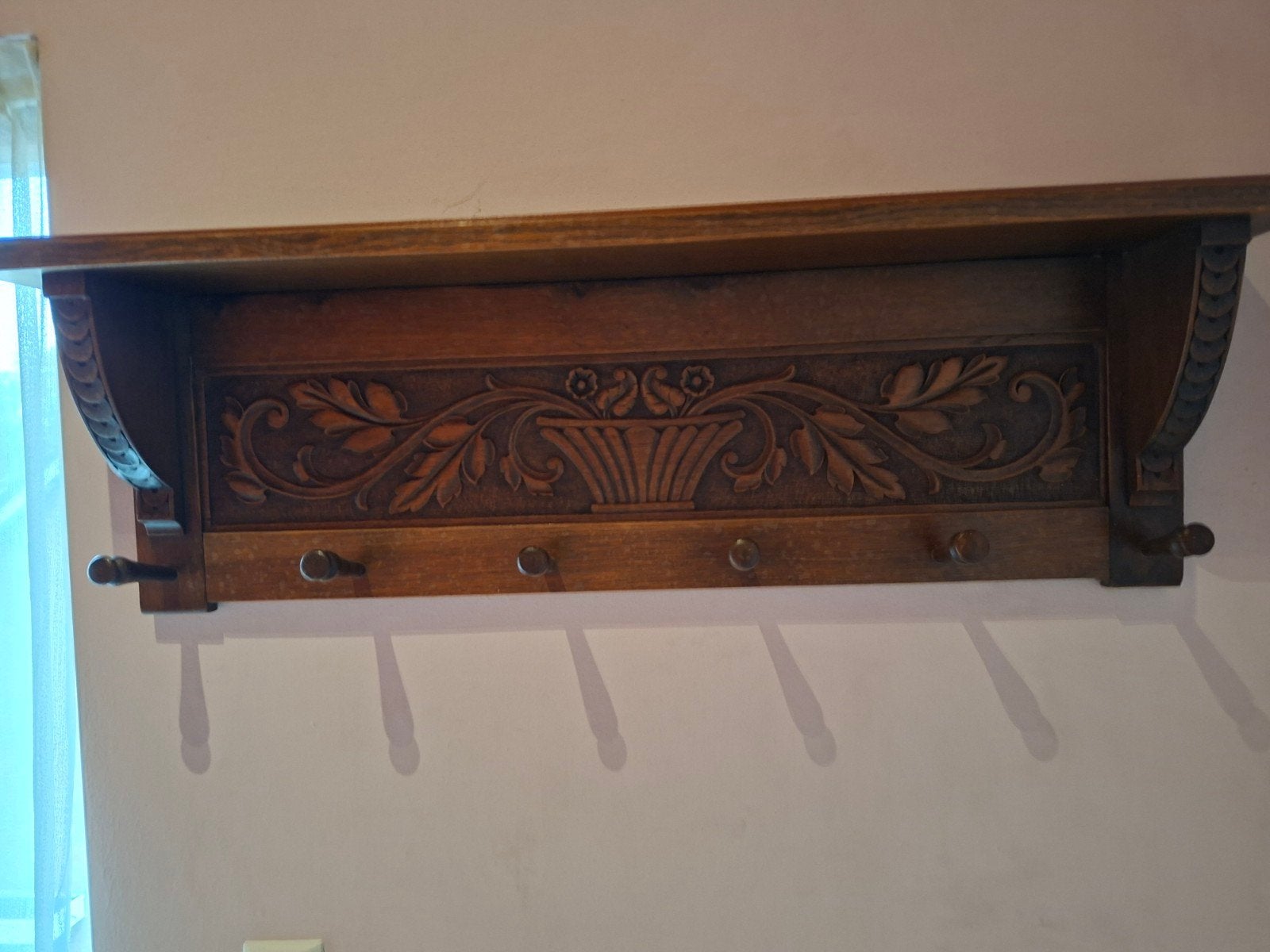 Antieke houten wandkapstok met sierlijk snijwerk, Gebruikt, Minder dan 100 cm, Hout, Ophalen
