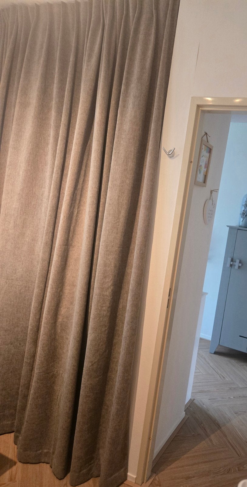 nieuw gordijn taupe grijs kleurig 175 br geplooid 260 lang, 175 cm, Nieuw, Ophalen of Verzenden, 260 cm