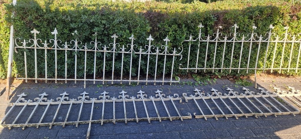 4 smeedijzeren (sier)hekken (lengte 6m 60cm) (brocante), Tuin en Terras, Ophalen, Gebruikt, IJzer, Sierhekwerk