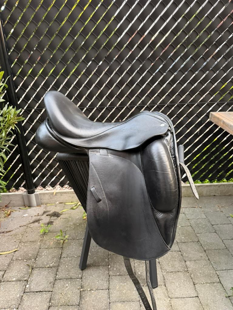 Custom dressuurzadel custom coda 17,5 inch, Dieren en Toebehoren, Paarden en Pony's | Zadels, Ophalen of Verzenden, Zo goed als nieuw