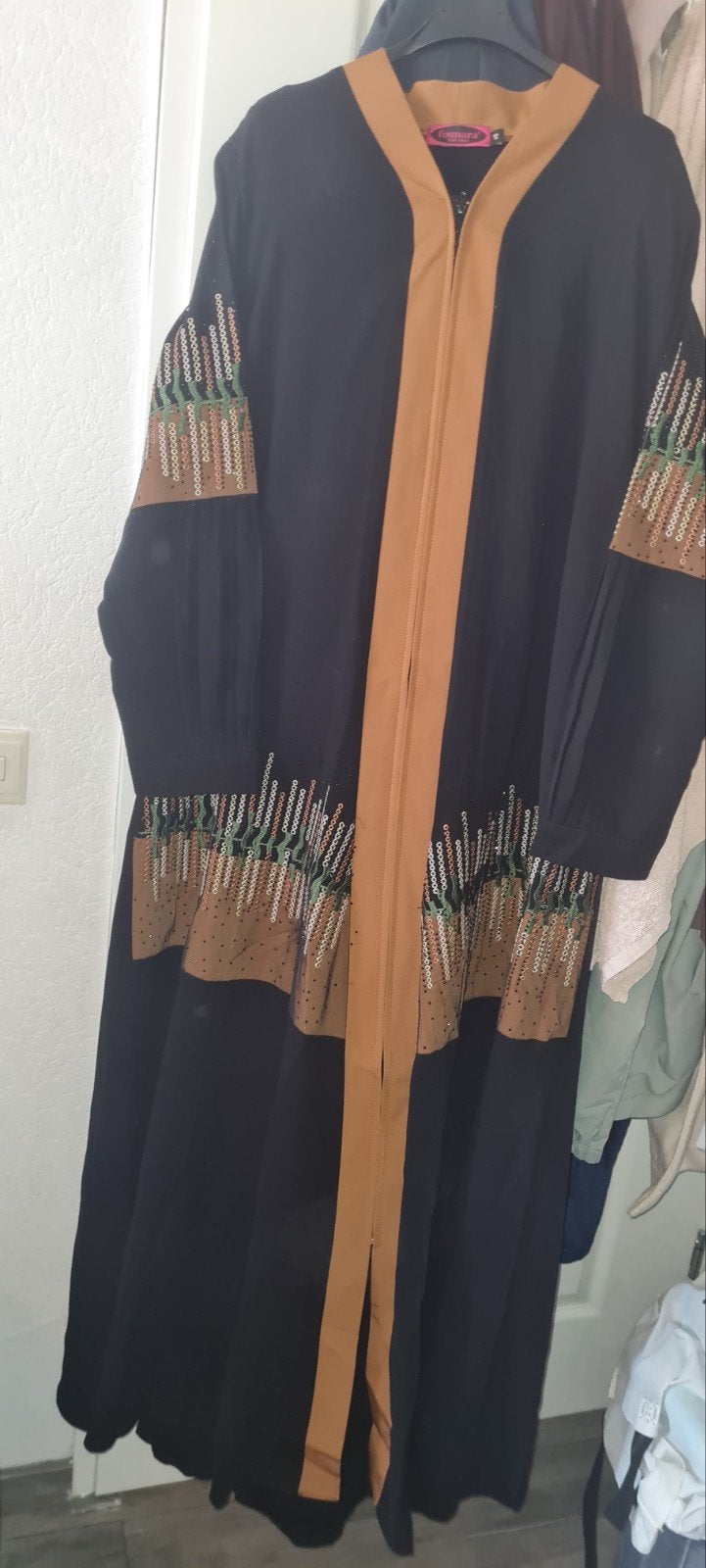Zwarte abaya met borduursel en riem, Kleding | Dames, Zwart, Maat 42/44 (L), Ophalen of Verzenden, Onder de knie